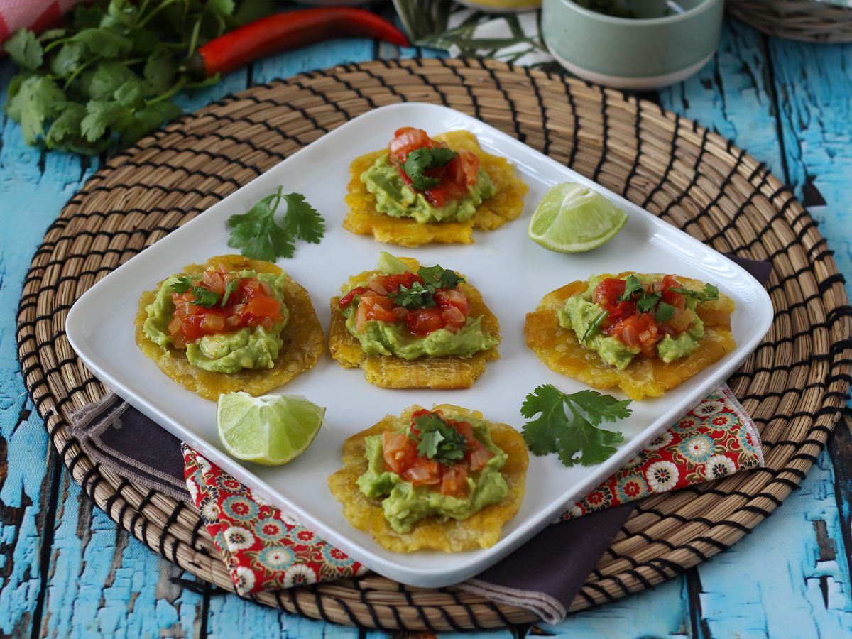 Patacones, colombiansk plantaintoast med guacamole och tomater - foto 4