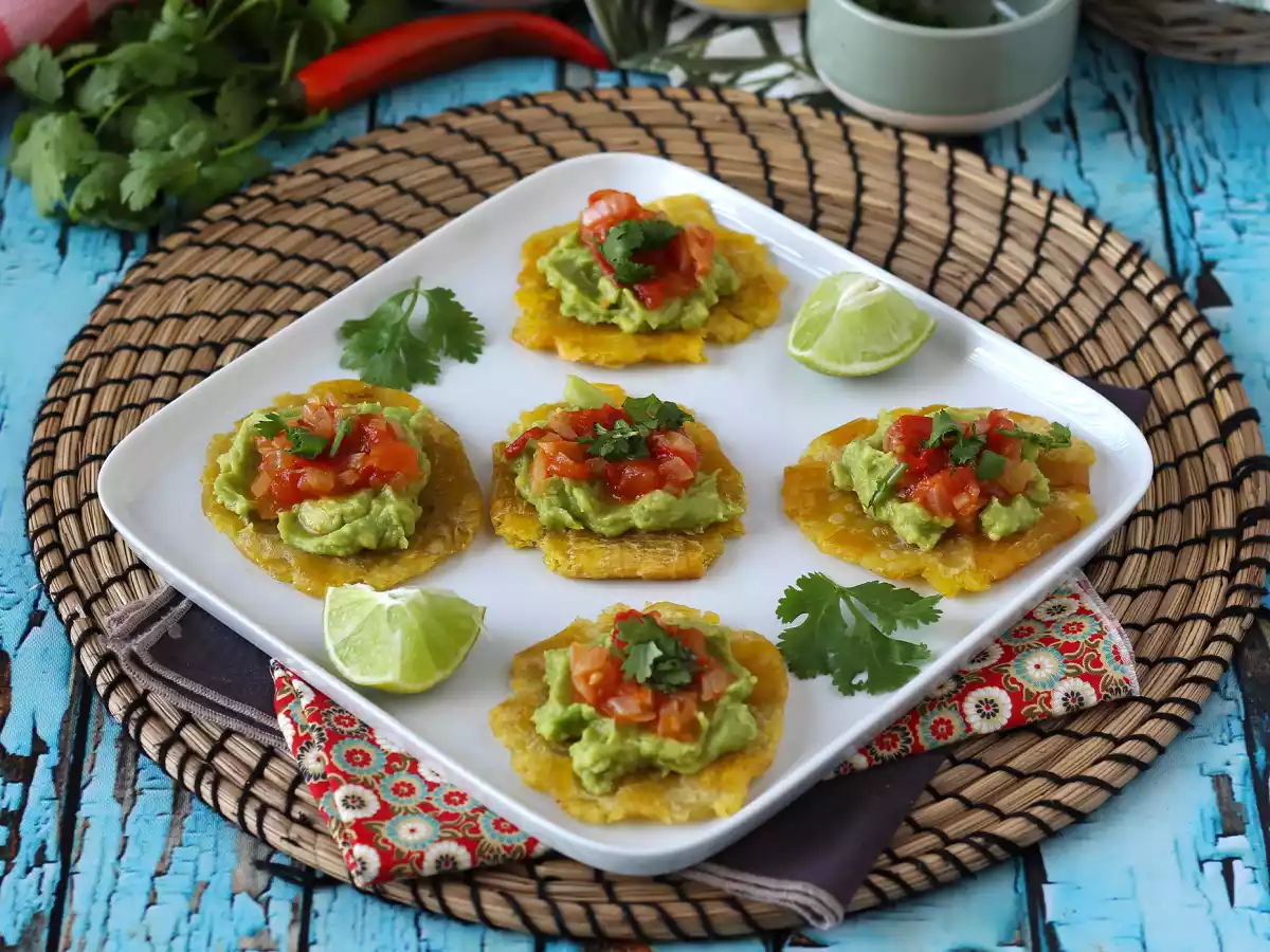 Patacones, colombiansk plantaintoast med guacamole och tomater - foto 4