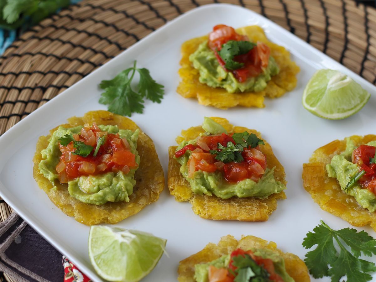 Patacones, colombiansk plantaintoast med guacamole och tomater - foto 5