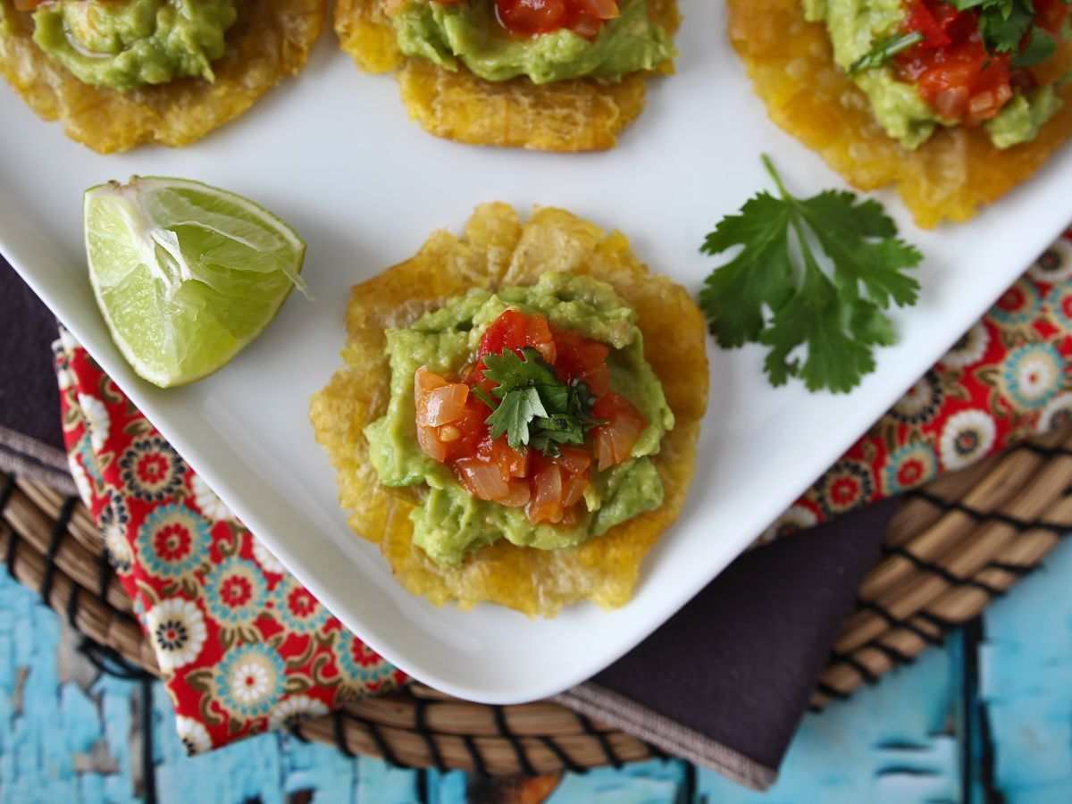 Patacones, colombiansk plantaintoast med guacamole och tomater - foto 6