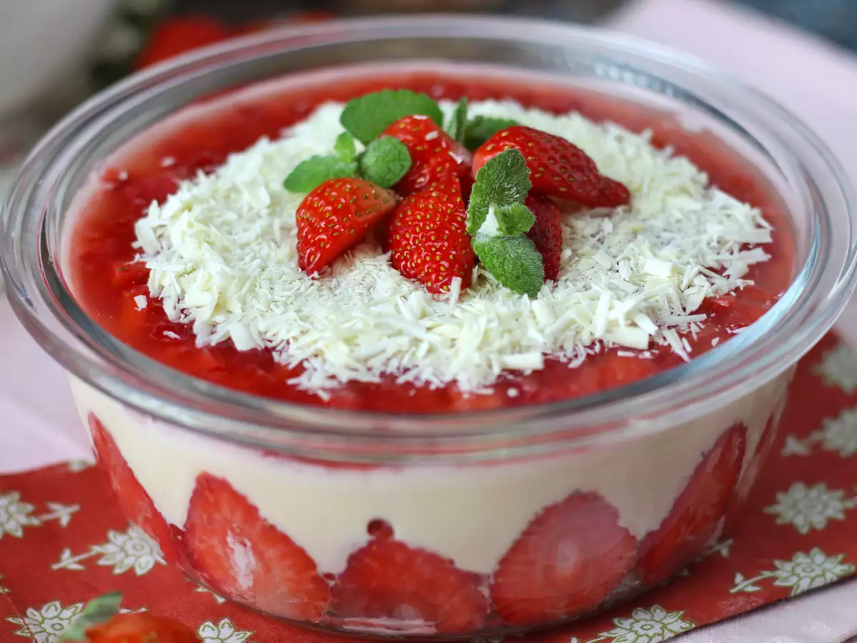 Pavê de morango, den brasilianska desserten gjord på jordgubbar och kondenserad mjölk som bäst äts kall