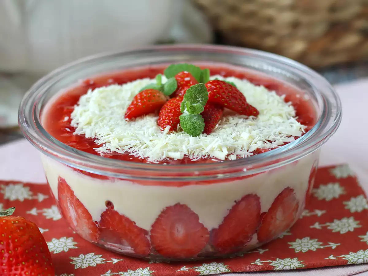 Pavê de morango, den brasilianska desserten gjord på jordgubbar och kondenserad mjölk som bäst äts kall - foto 3