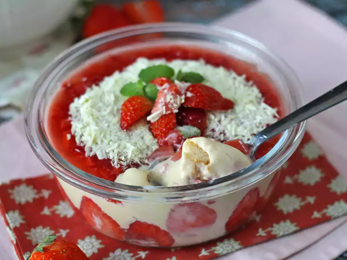 Pavê de morango, den brasilianska desserten gjord på jordgubbar och kondenserad mjölk som bäst äts kall - foto 5