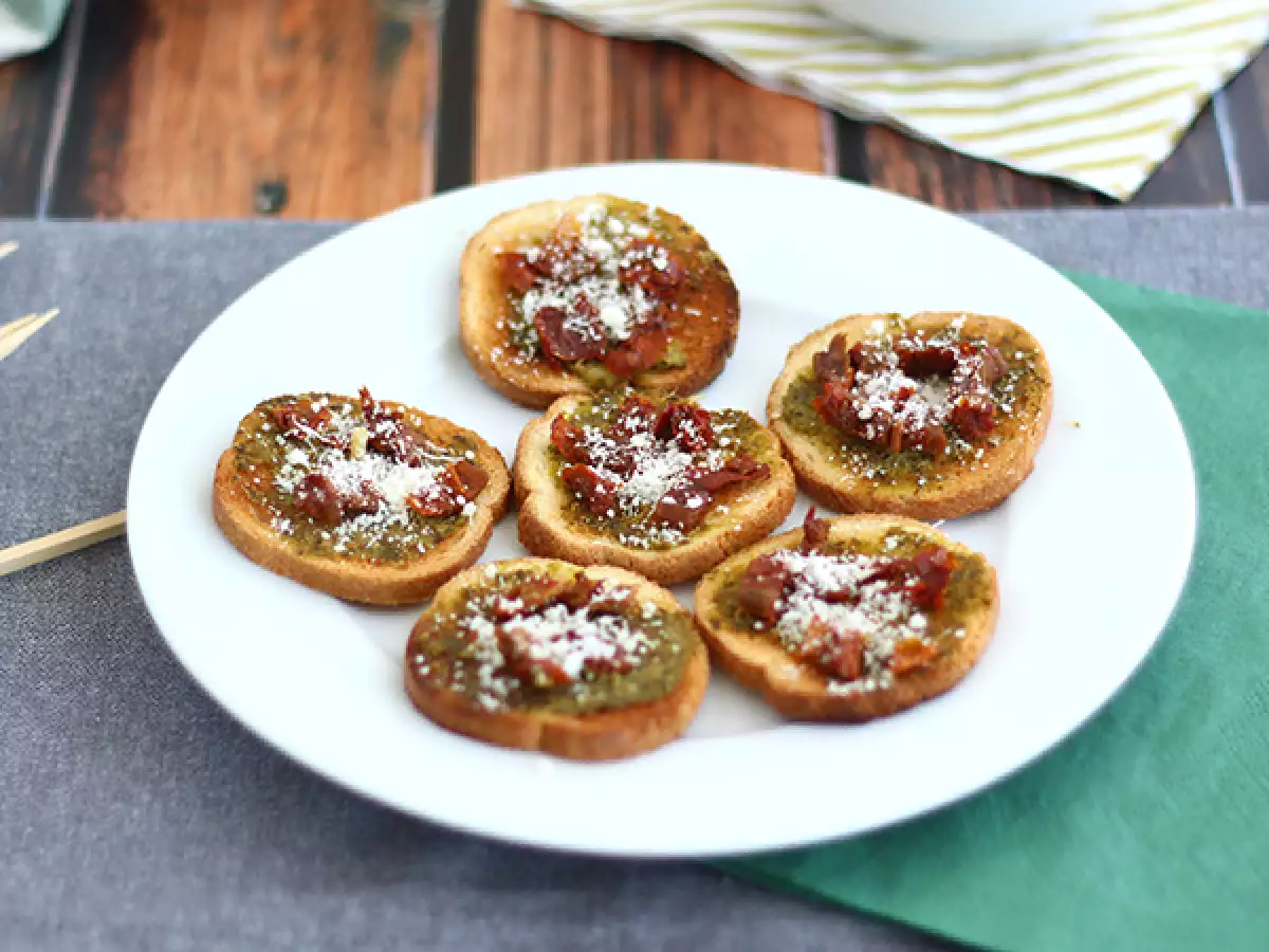 Pestotoast med parmesan och soltorkade tomater