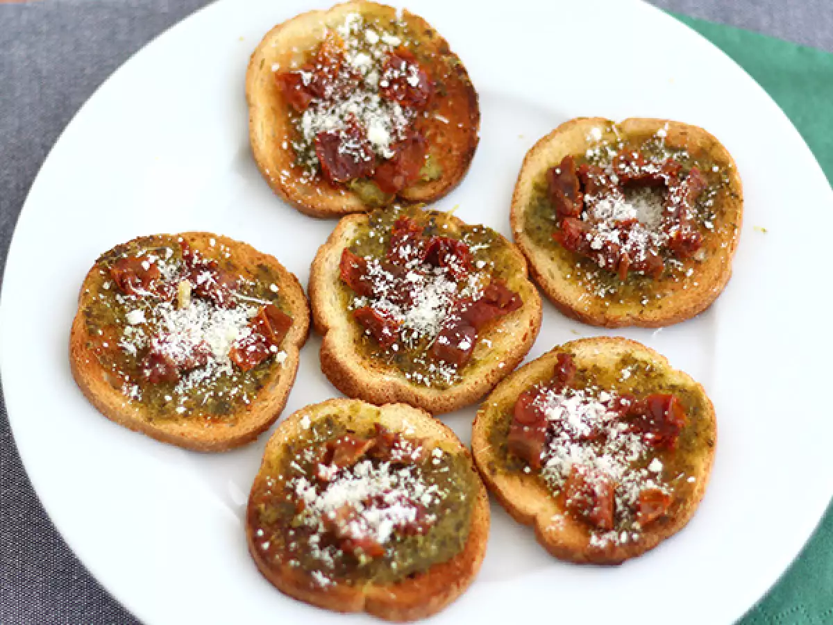 Pestotoast med parmesan och soltorkade tomater - foto 2