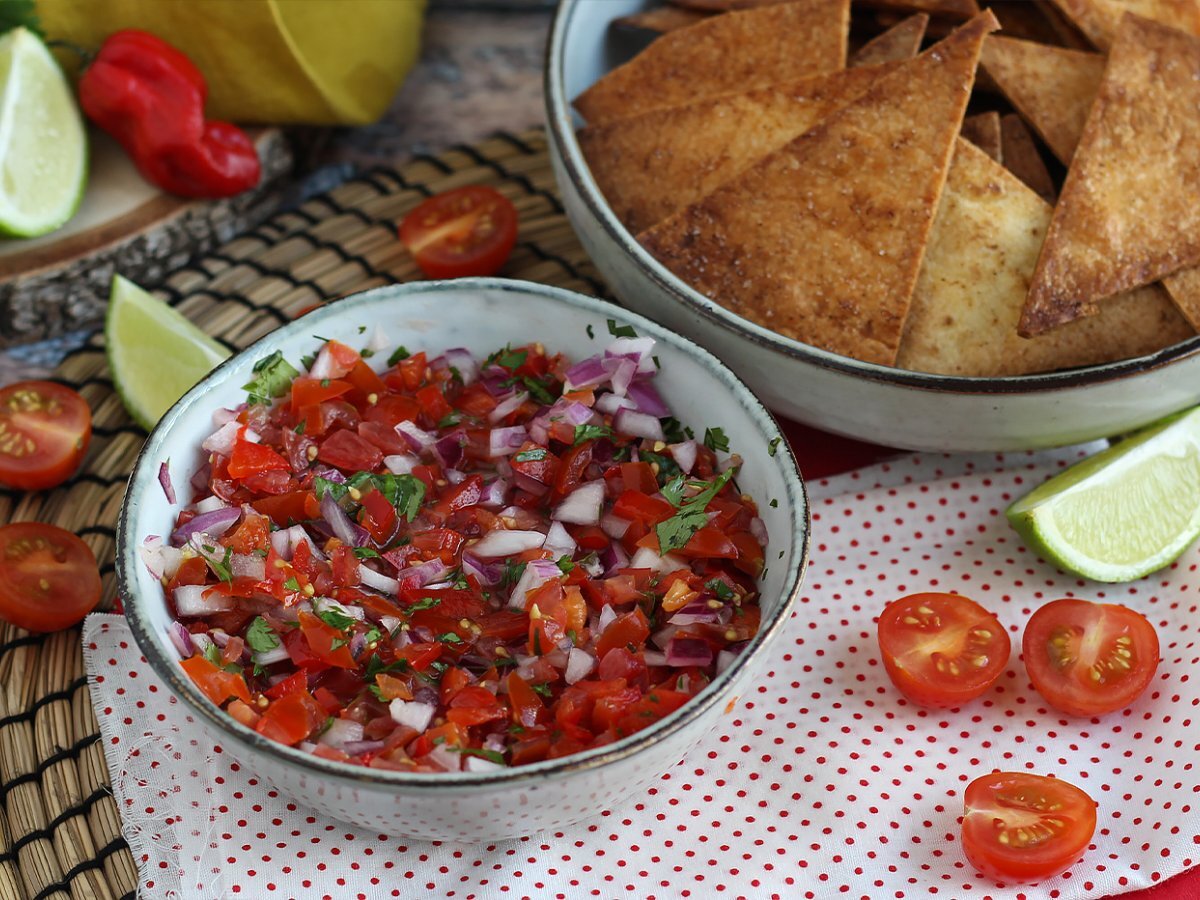 Pico de gallo och hemlagade tortillachips