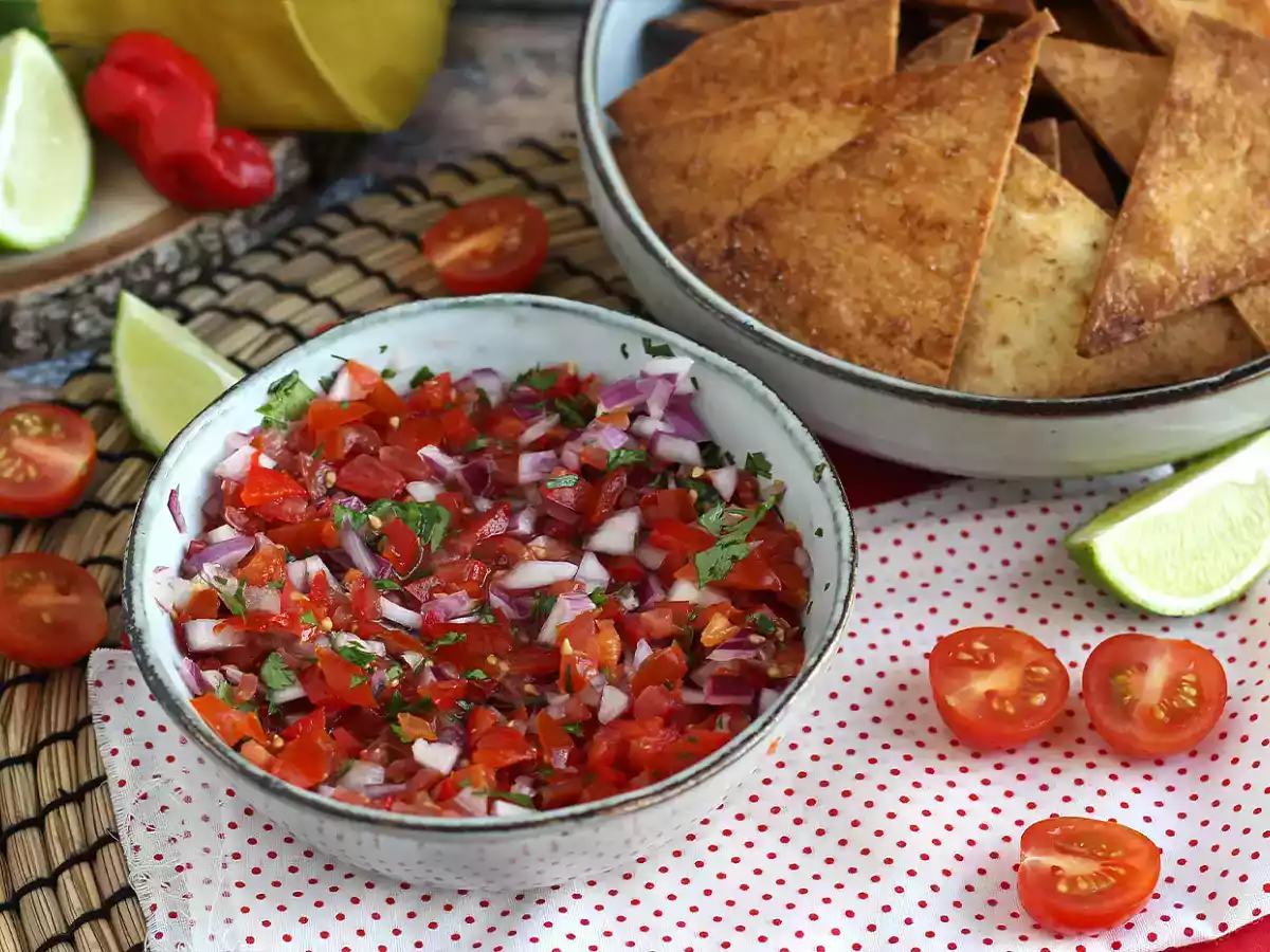 Pico de gallo och hemlagade tortillachips