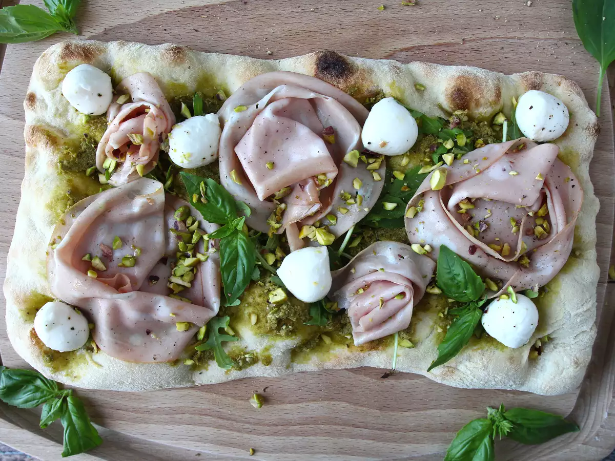 Pinsa med pesto och mortadella, klar på 10 minuter! - foto 3