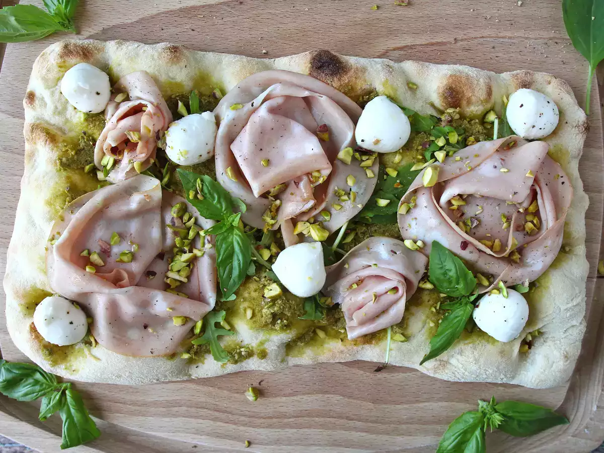 Pinsa med pesto och mortadella, klar på 10 minuter! - foto 3
