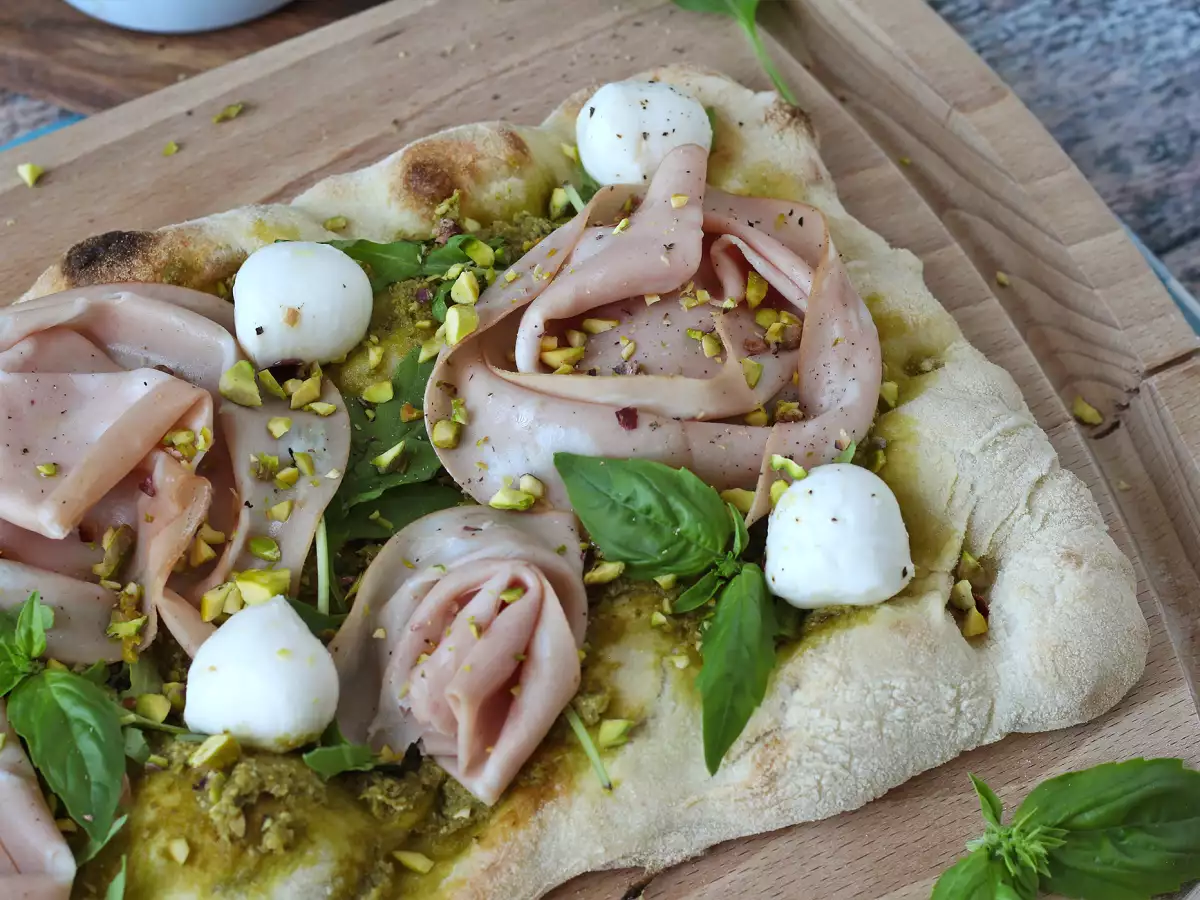 Pinsa med pesto och mortadella, klar på 10 minuter!