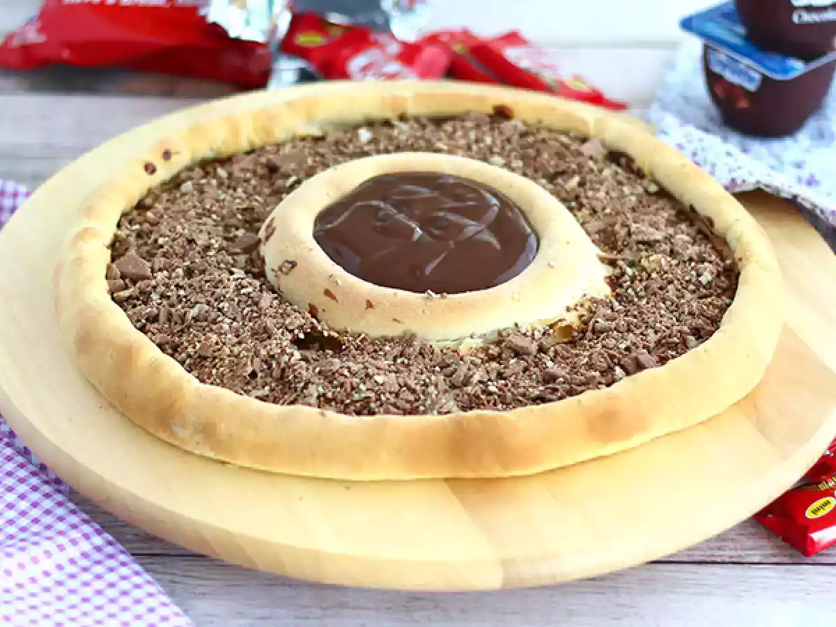 Pizza med Kit Kat och Danette chokladyoghurt