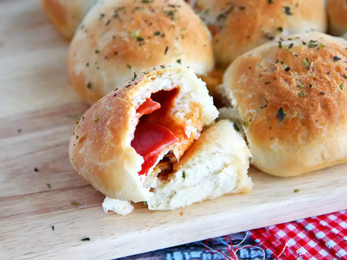 Pizzabullar – små fyllda bröd med skinka och ost - foto 4