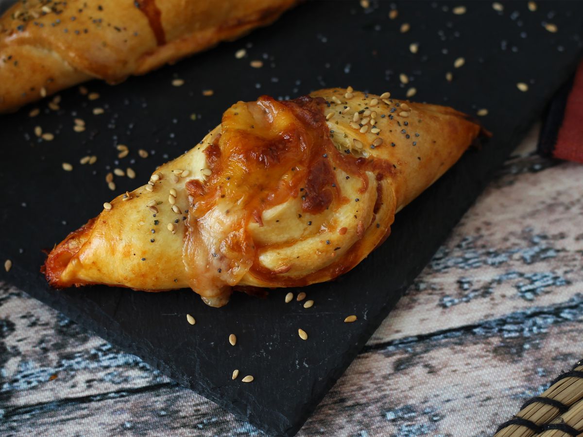 Pizzaliknande båtrullar fyllda med tomatsås, skinka och mozzarella