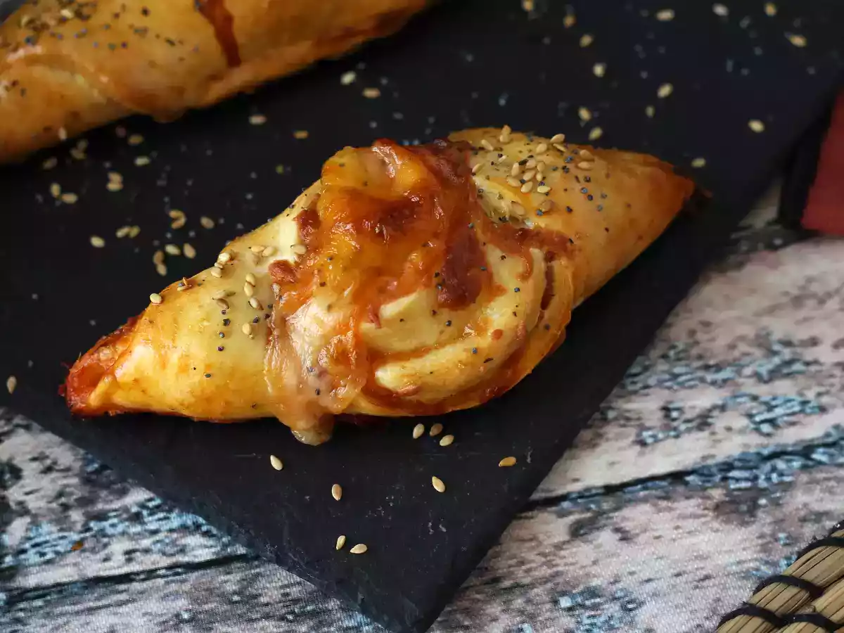 Pizzaliknande båtrullar fyllda med tomatsås, skinka och mozzarella
