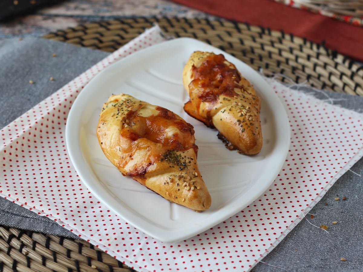 Pizzaliknande båtrullar fyllda med tomatsås, skinka och mozzarella - foto 2