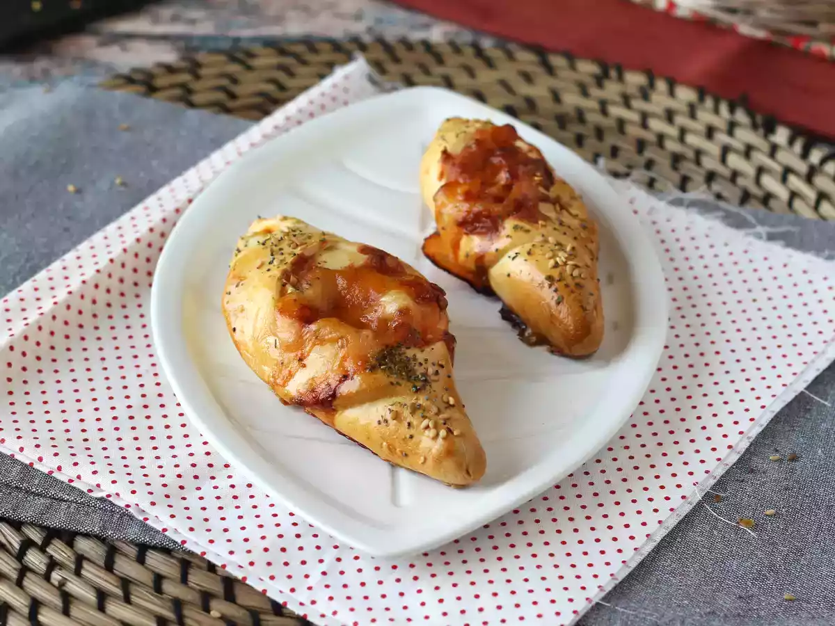 Pizzaliknande båtrullar fyllda med tomatsås, skinka och mozzarella - foto 2