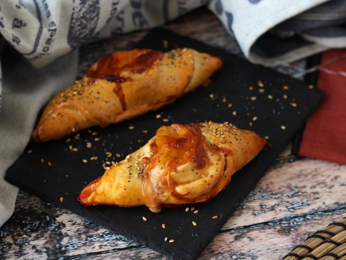 Pizzaliknande båtrullar fyllda med tomatsås, skinka och mozzarella - foto 3