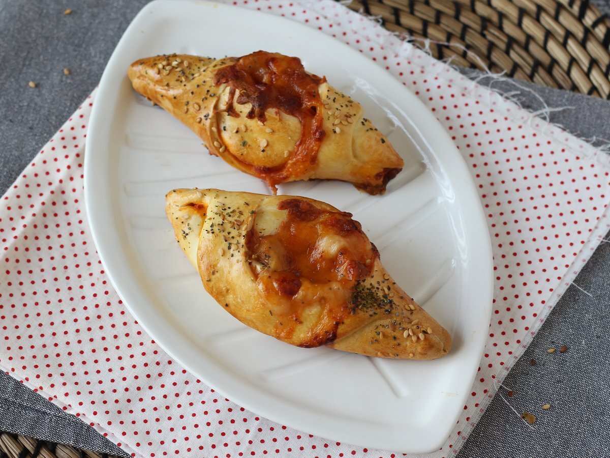 Pizzaliknande båtrullar fyllda med tomatsås, skinka och mozzarella - foto 4