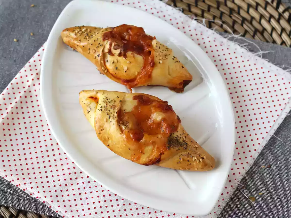 Pizzaliknande båtrullar fyllda med tomatsås, skinka och mozzarella - foto 4