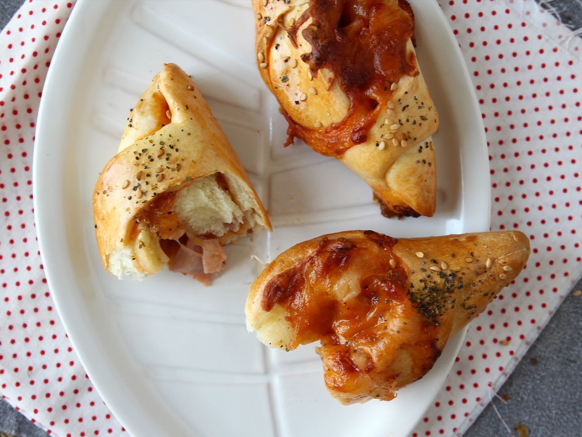 Pizzaliknande båtrullar fyllda med tomatsås, skinka och mozzarella - foto 5