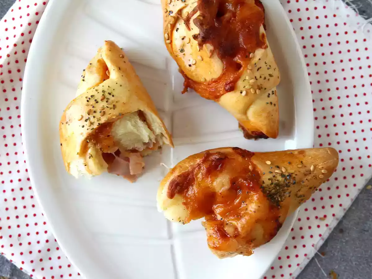 Pizzaliknande båtrullar fyllda med tomatsås, skinka och mozzarella - foto 5