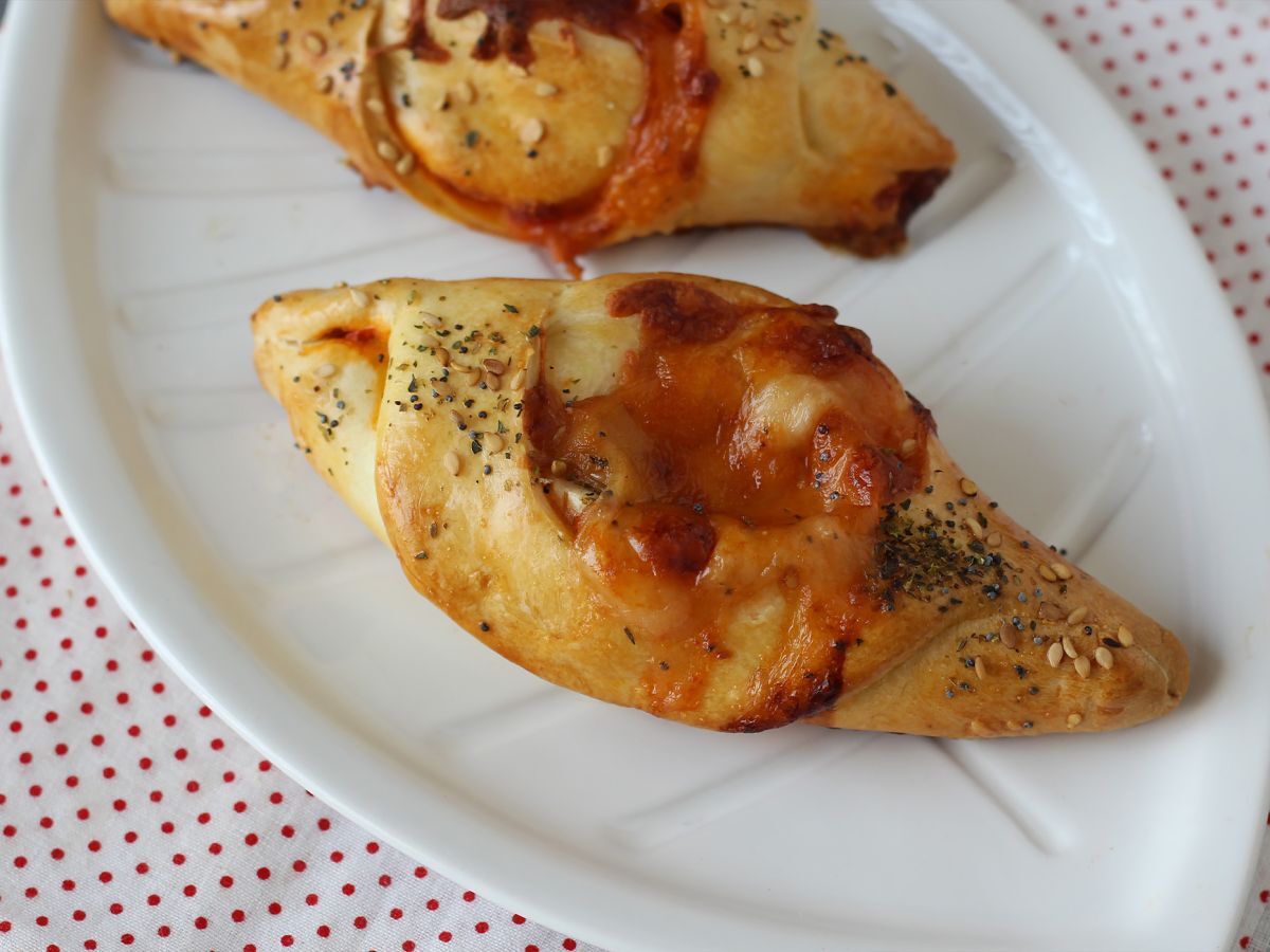 Pizzaliknande båtrullar fyllda med tomatsås, skinka och mozzarella - foto 6