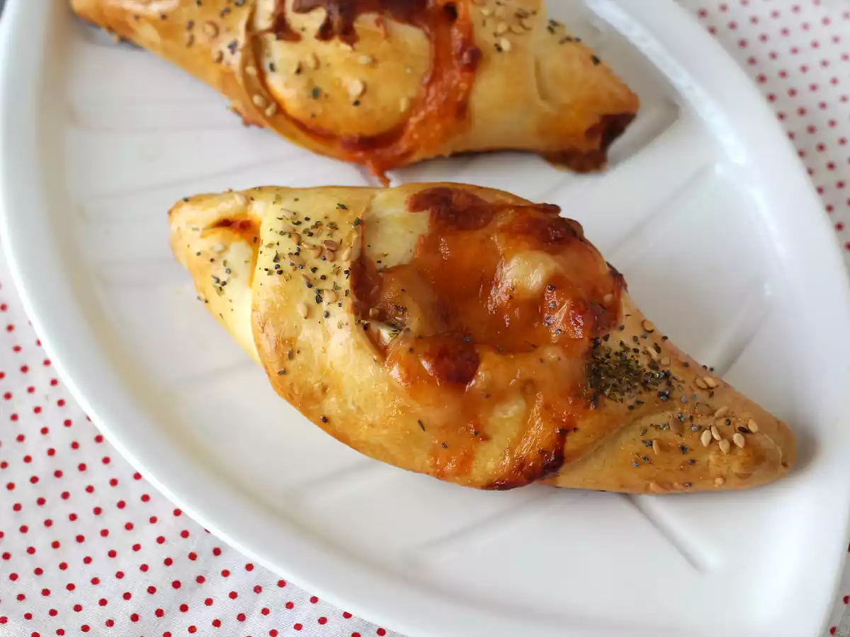 Pizzaliknande båtrullar fyllda med tomatsås, skinka och mozzarella - foto 6