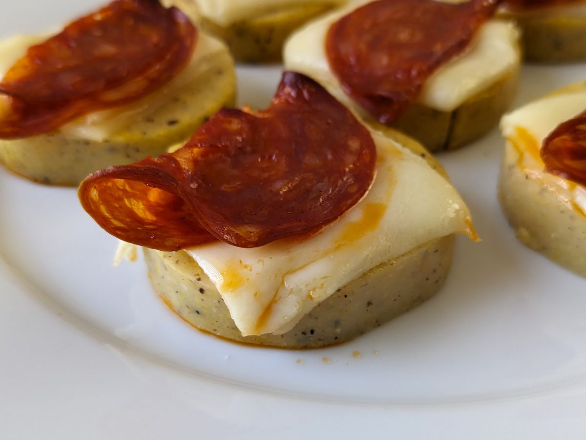 Polentakrutonger med scamorzaost och kryddig salami