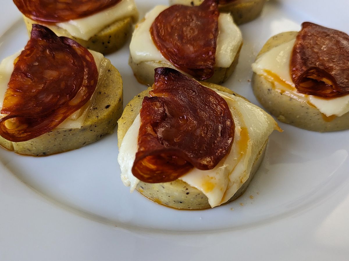 Polentakrutonger med scamorzaost och kryddig salami - foto 2