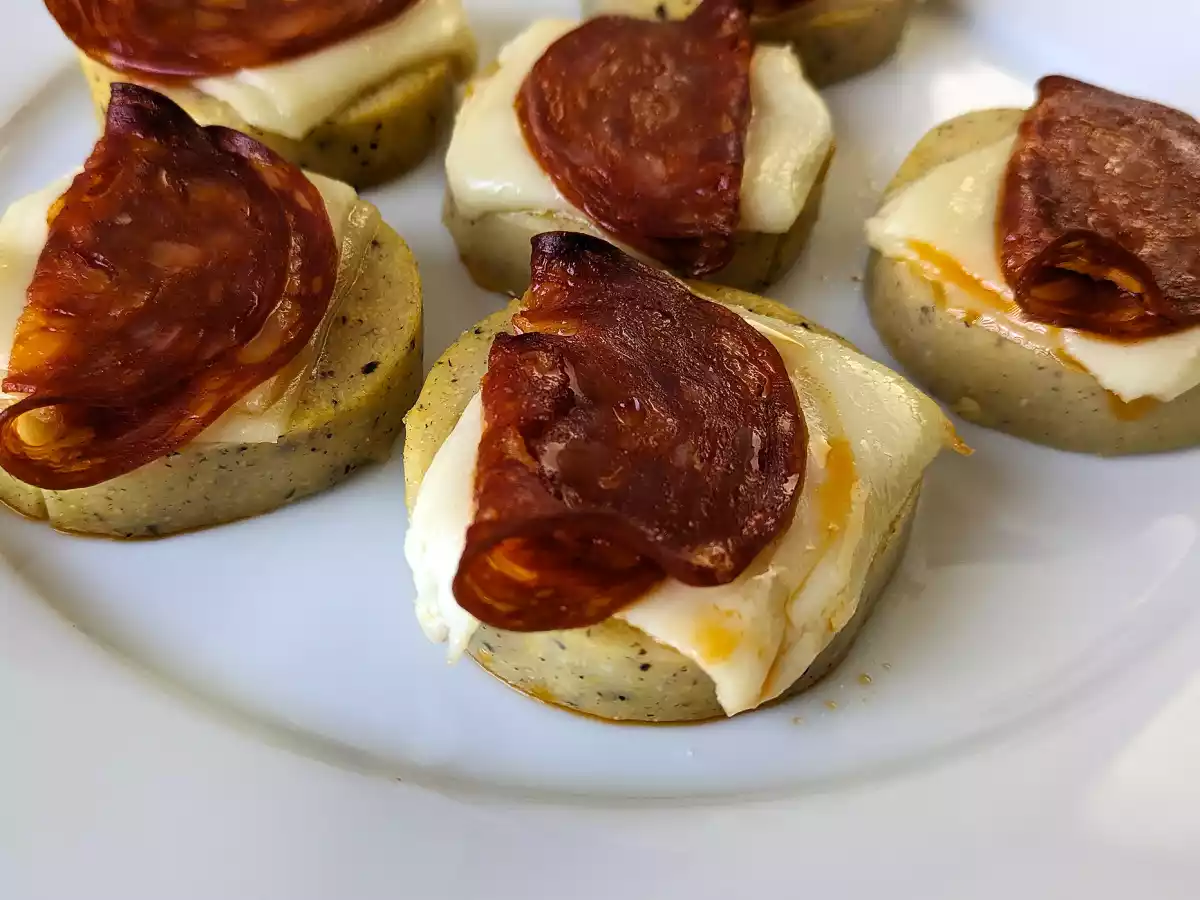 Polentakrutonger med scamorzaost och kryddig salami - foto 2