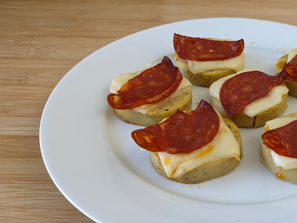 Polentakrutonger med scamorzaost och kryddig salami - foto 3