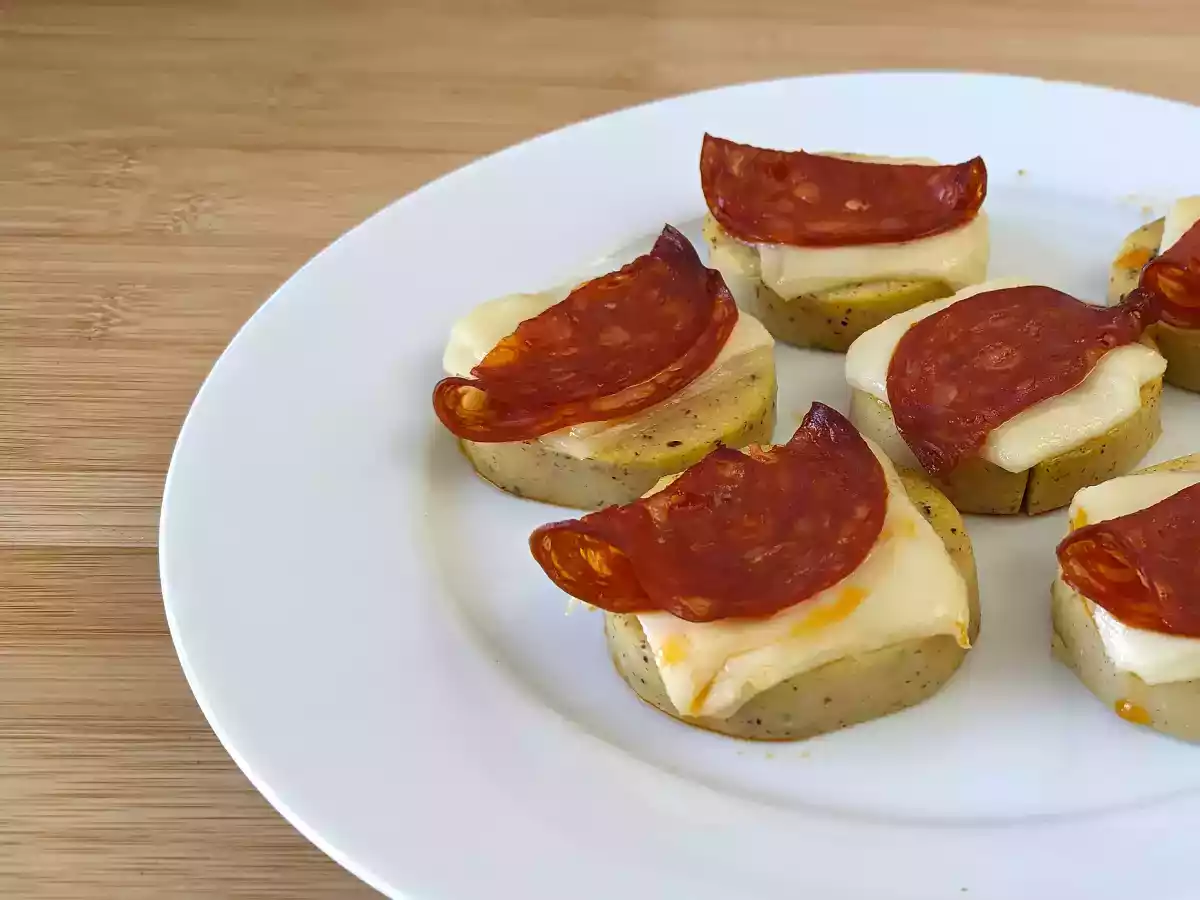 Polentakrutonger med scamorzaost och kryddig salami - foto 3