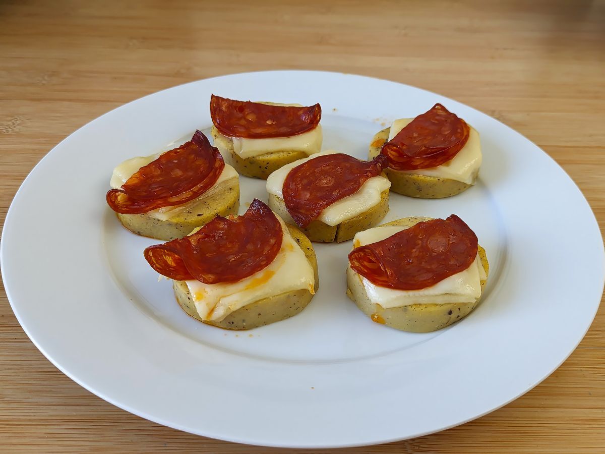 Polentakrutonger med scamorzaost och kryddig salami - foto 4
