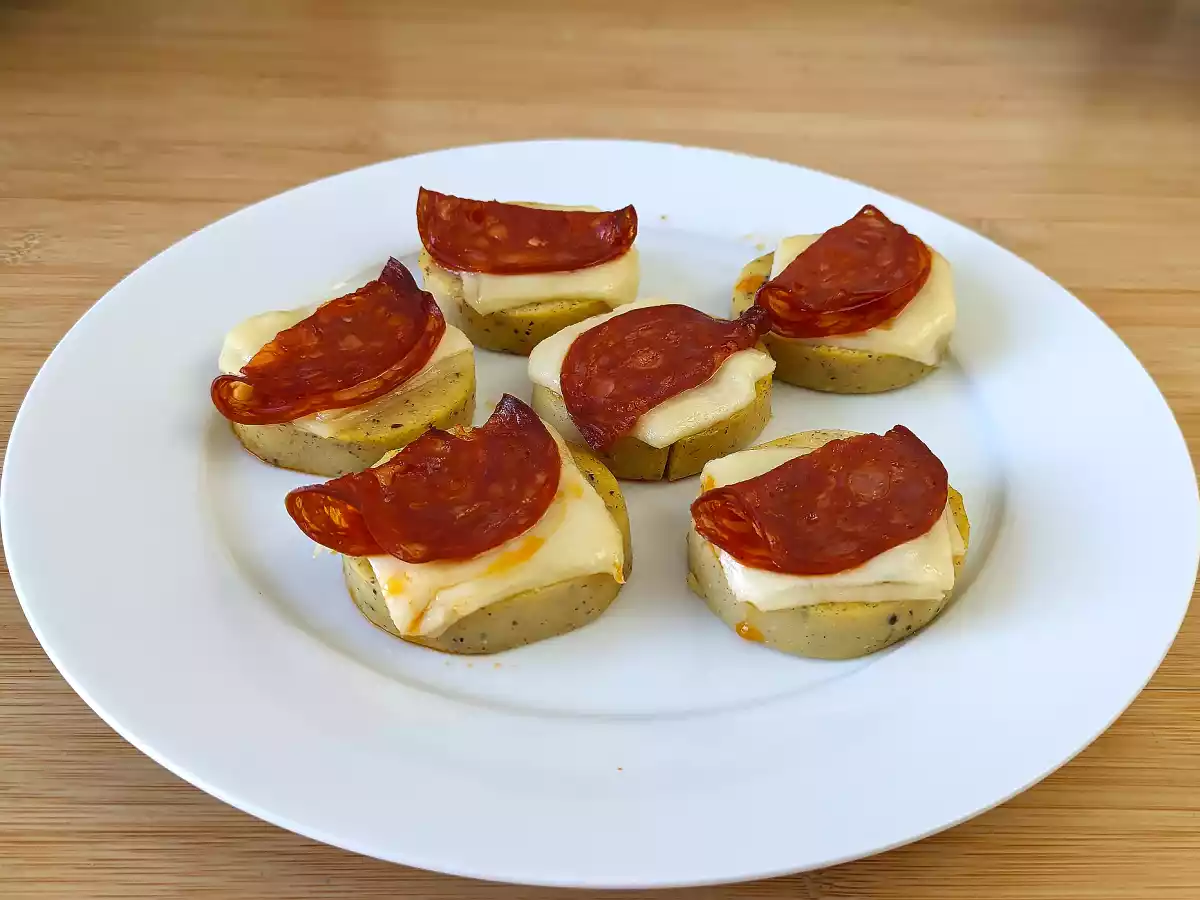 Polentakrutonger med scamorzaost och kryddig salami - foto 4