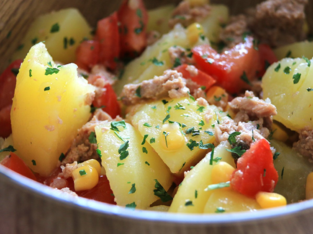 Potatis-, tonfisk- och tomatsallad