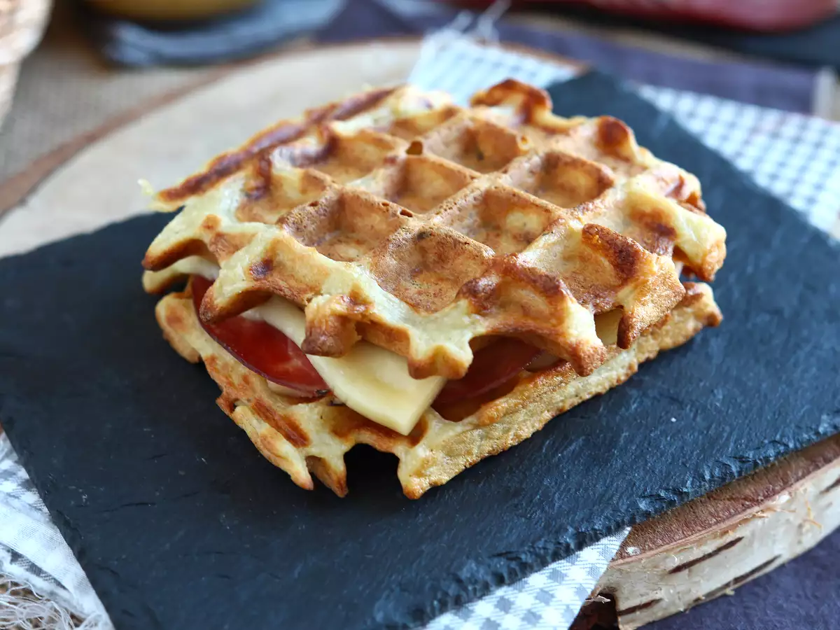 Potatisvåffelsmörgås med racletteost – den ultimata comfort food-rätten - foto 3