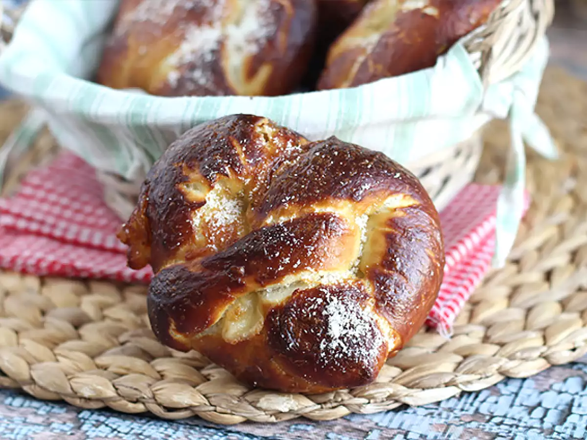 Pretzelkringlor med mozzarella och rosmarin