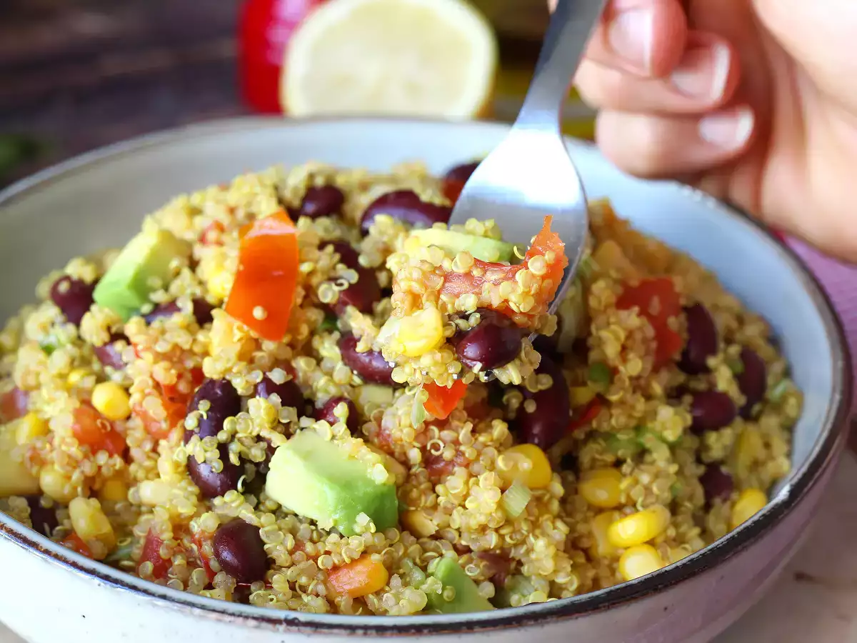 Proteinsallad med quinoa, röda bönor och majs - foto 3