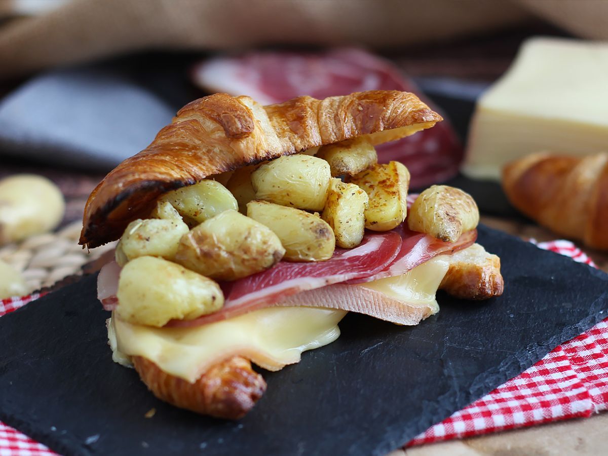 Raclette-croissantmacka för en utsökt brunch!