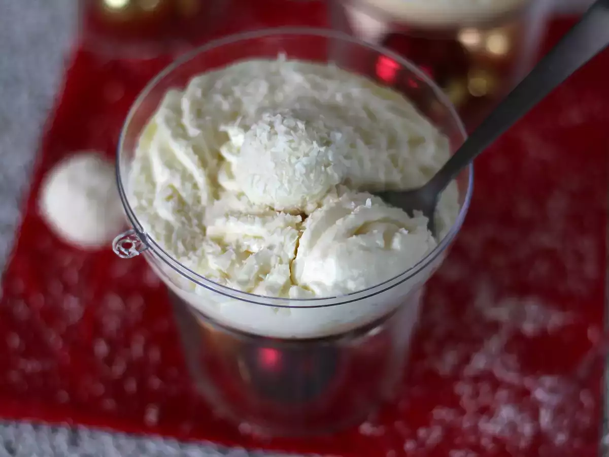 Raffaello-inspirerade kokosdessertglas utan ugn – en sagolik dessert i en snöglob - foto 2
