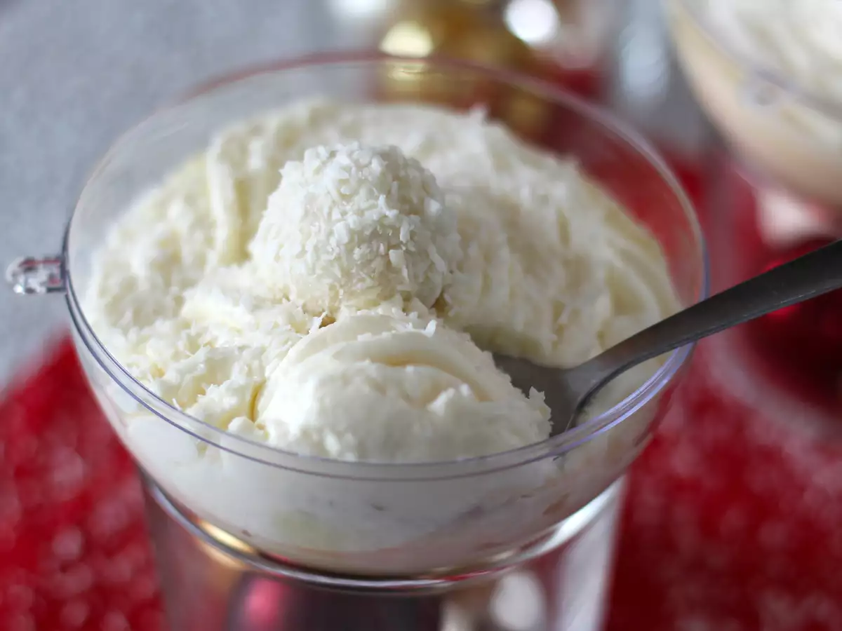 Raffaello-inspirerade kokosdessertglas utan ugn – en sagolik dessert i en snöglob - foto 5