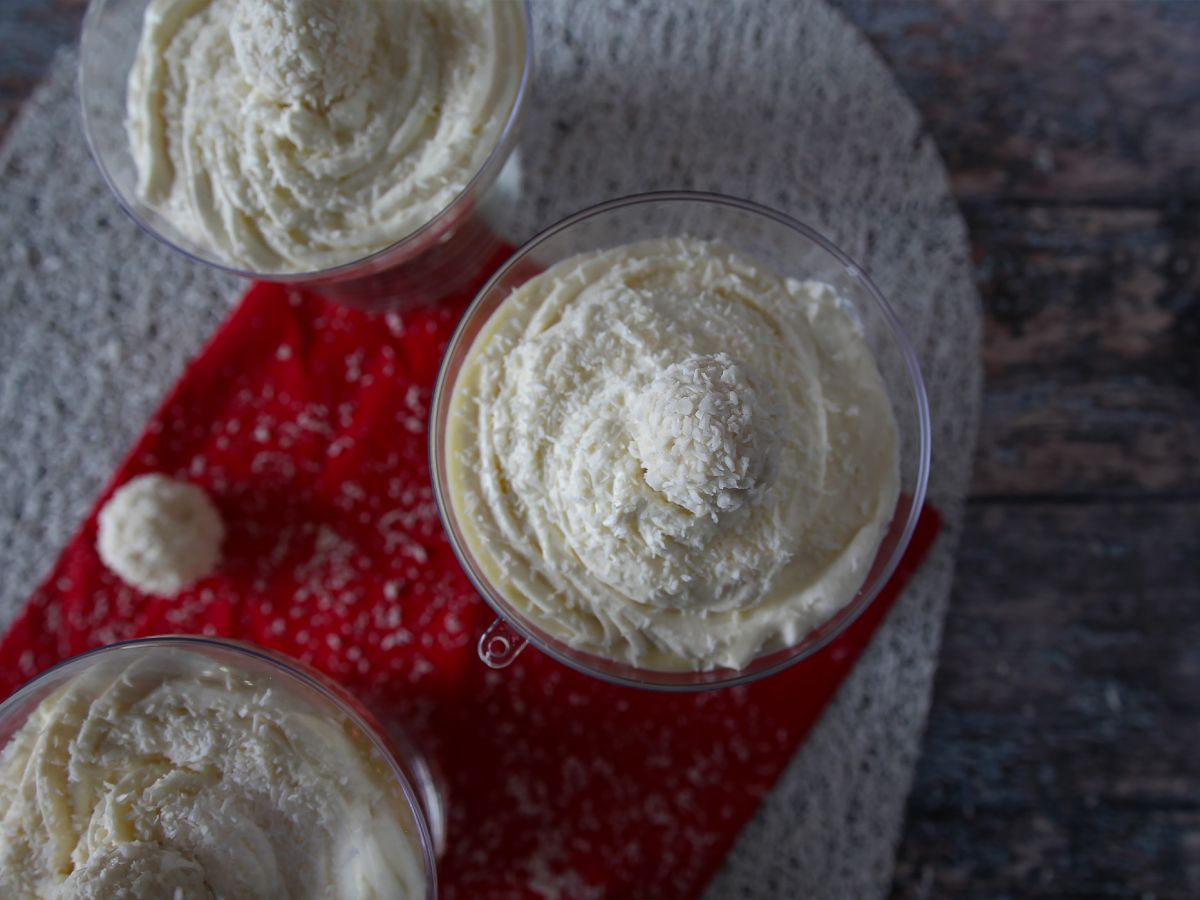 Raffaello-liknande kokosnötsverriner utan bakning - en sagodessert i en snöglob - foto 4