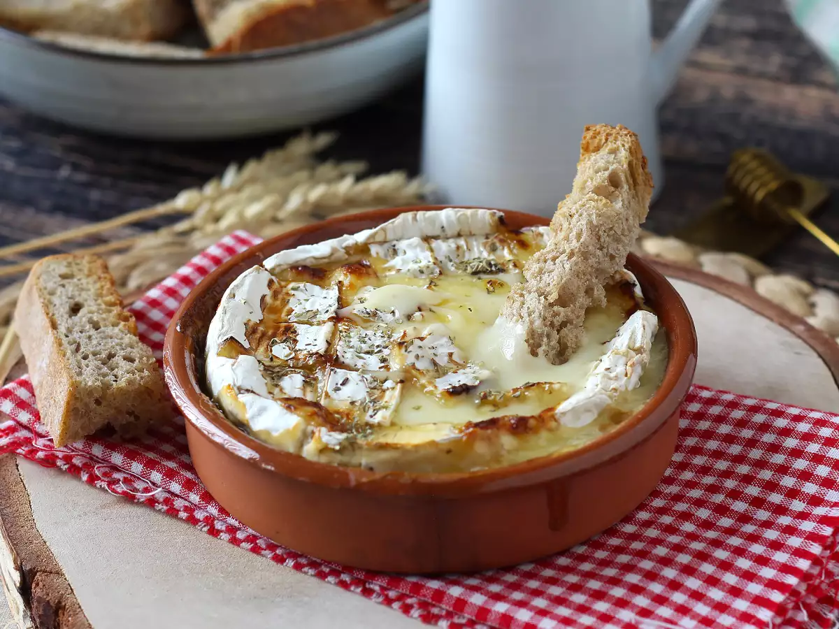 Rinnande camembert i airfryer – perfekt gratinerad!
