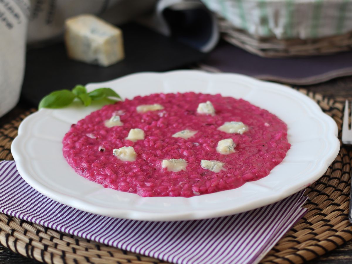 Risotto med rödbetor och gorgonzola: en explosion av färg och intensiva smaker