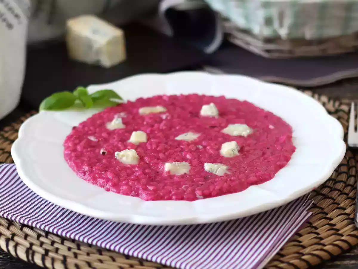 Risotto med rödbetor och gorgonzola: en explosion av färg och intensiva smaker