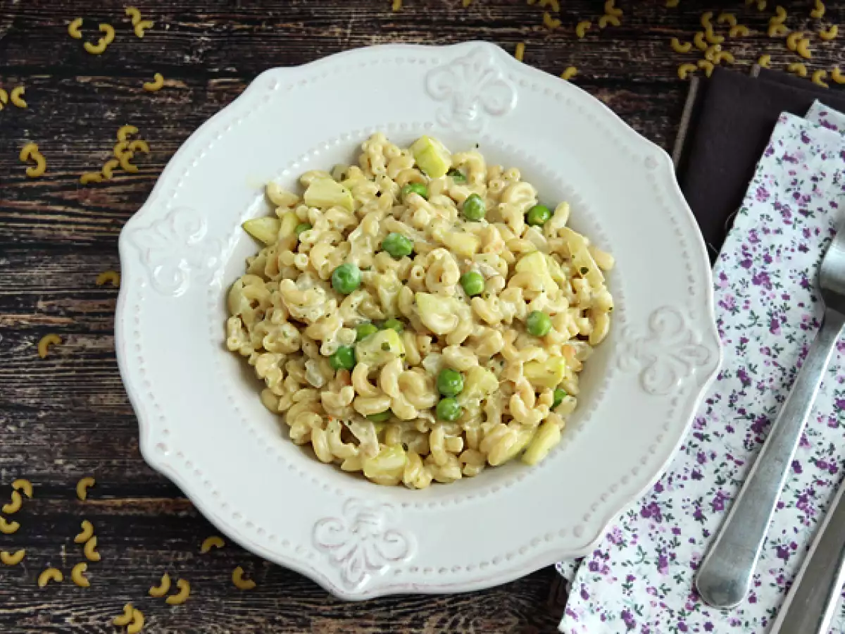 Risotto med små makaroner, ärtor, zucchini och färskost med vitlök och örter
