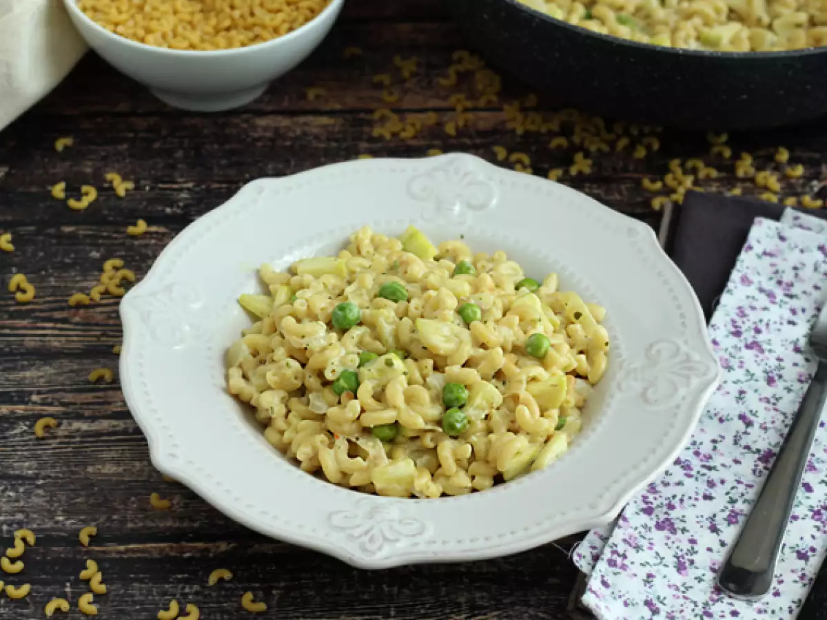 Risotto med små makaroner, ärtor, zucchini och färskost med vitlök och örter - foto 3