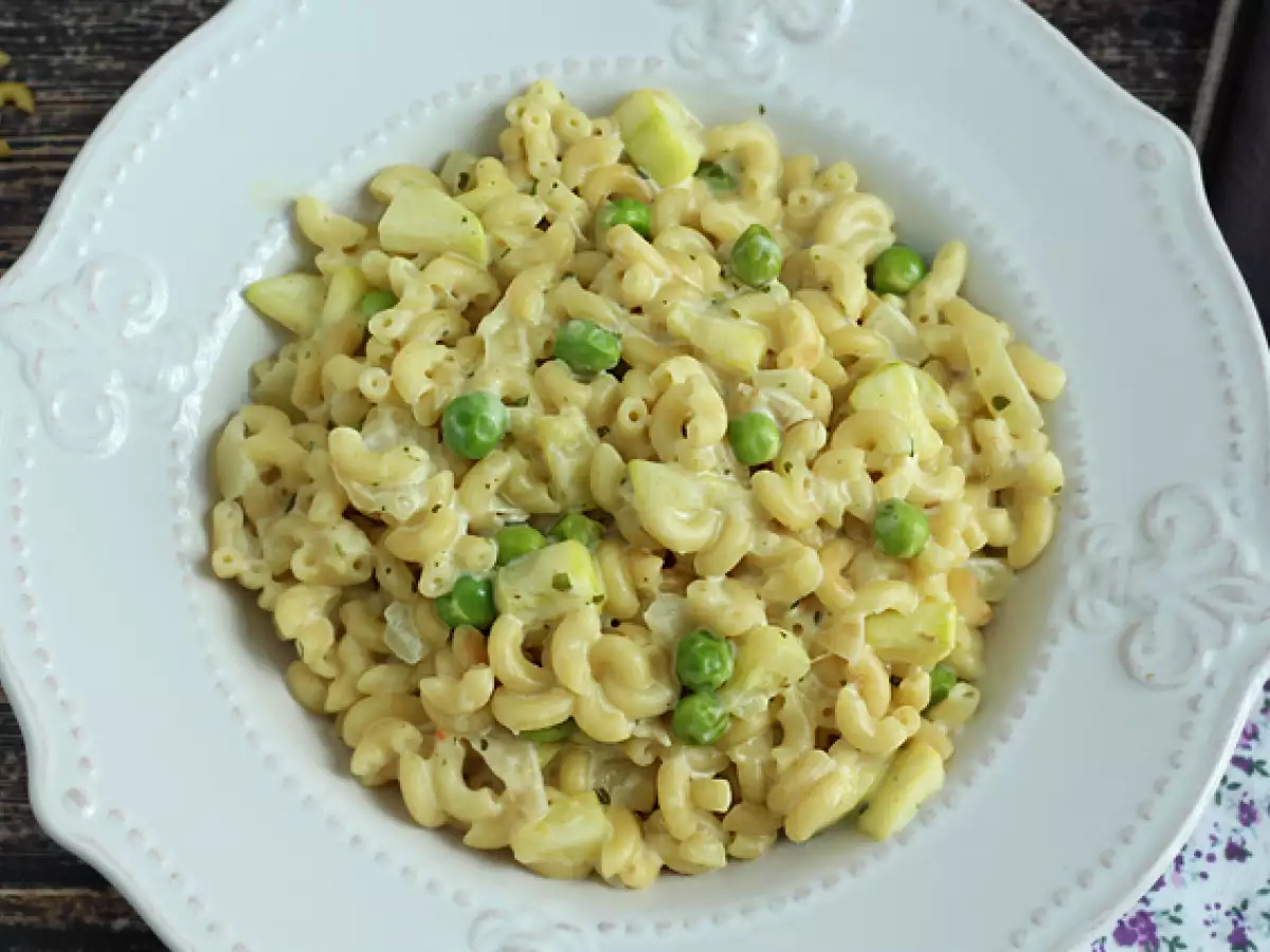Risotto med små makaroner, ärtor, zucchini och färskost med vitlök och örter - foto 4