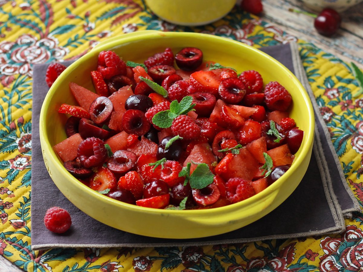 Röd fruktsallad: jordgubbar, hallon, körsbär och vattenmelon, perfekt för sommaren! - foto 2