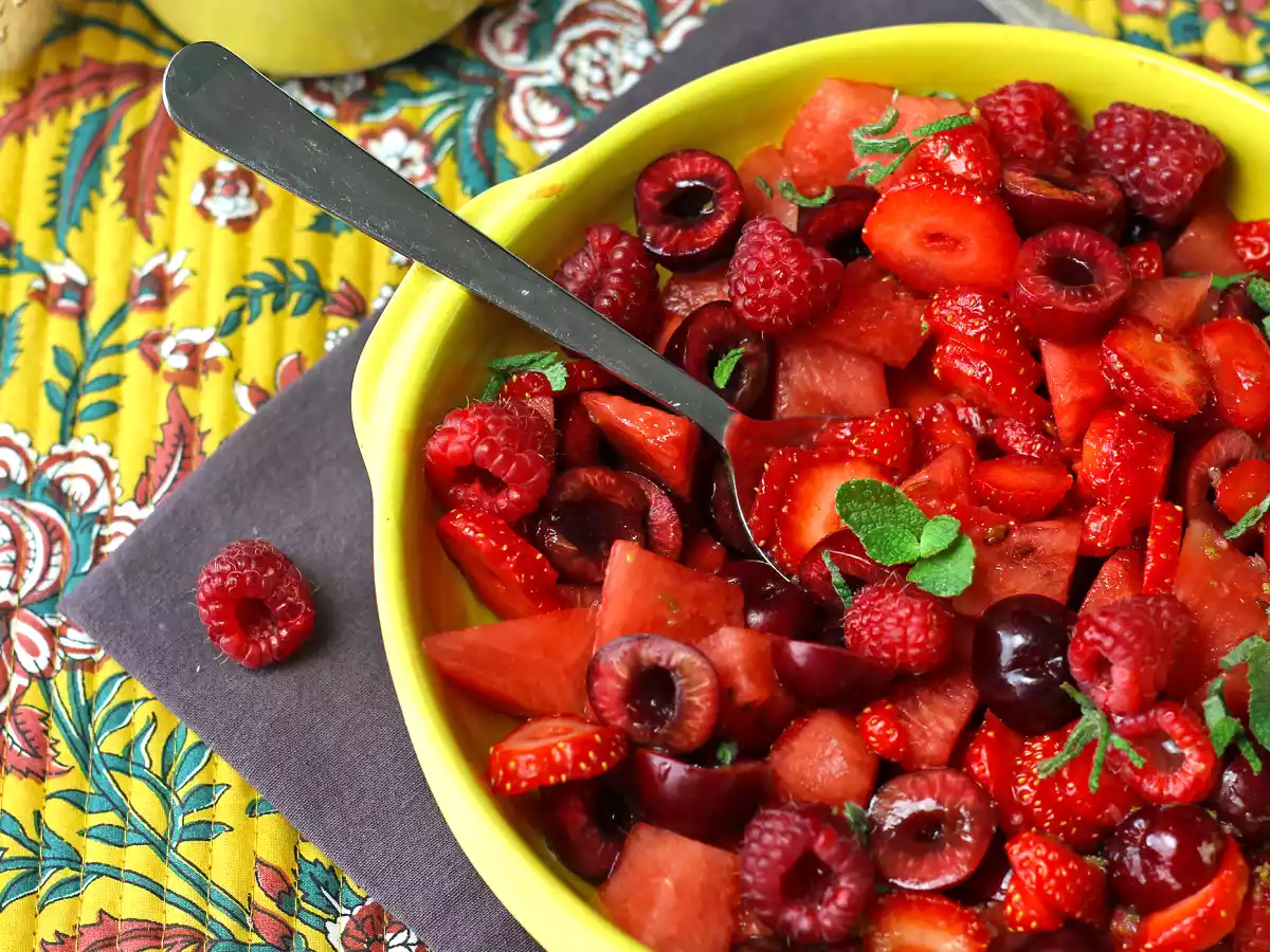 Röd fruktsallad: jordgubbar, hallon, körsbär och vattenmelon, perfekt för sommaren! - foto 3